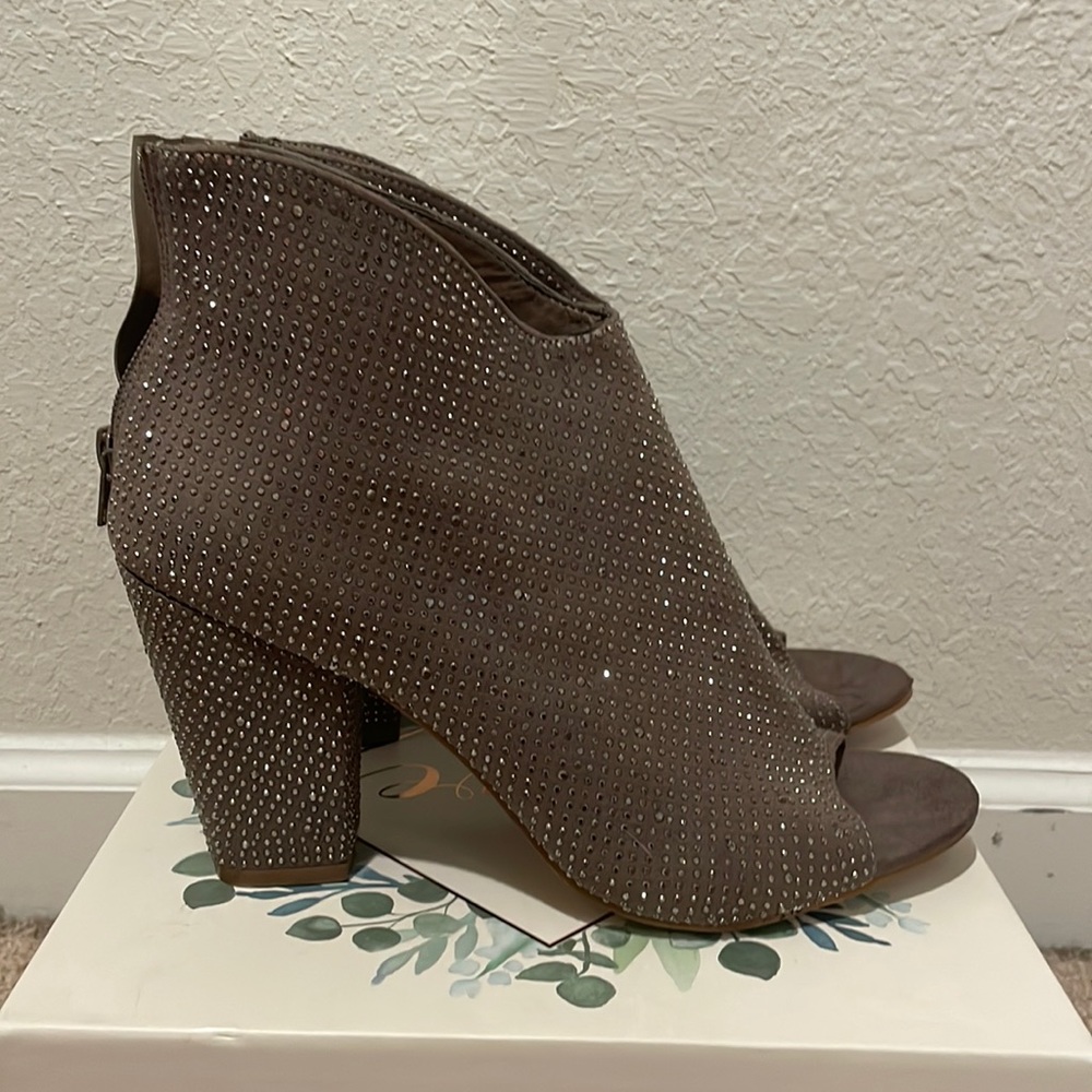 NEVER WORN Boutique Size 8.5 Booties